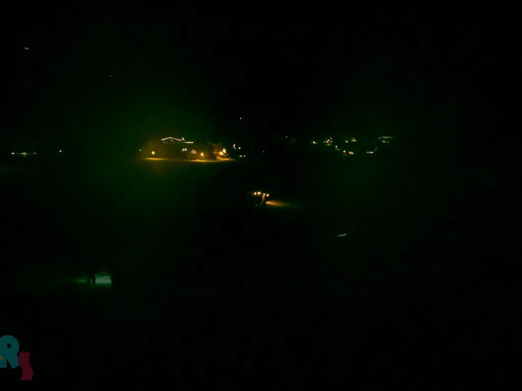 Ferne Lichter der Ortschaft bei Nacht.